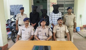 "Photo aur Video banakar blackmail: Teen yuvak giraftaar, laptop aur mobile baramad"