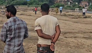 Phalgu nadi mein mila bujurg mahila ka shav, mritika ki nahi hui pehchan...