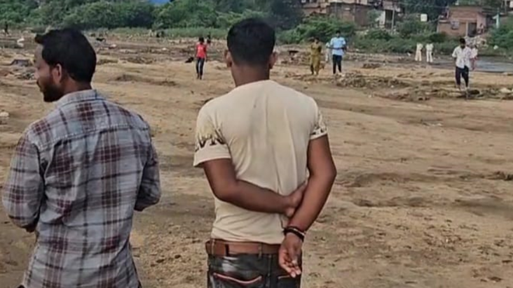 Phalgu nadi mein mila bujurg mahila ka shav, mritika ki nahi