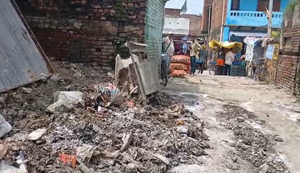 Do saal beet gaye nahi badli vikas ki tasveer, karodon kharch ke baad nahi dikhta vikas, gandagi aur kachre ke ambar par jeene ko majboor log...