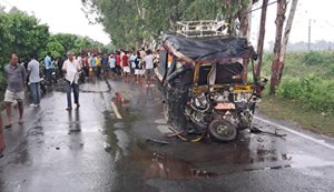Duniyavan me bhishan sadak hadsa : Truck ne auto me maari zordaar takkar, 8 logon ki maut... 6 ghayal