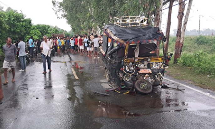 Duniyavan me bhishan sadak hadsa : Truck ne auto me maari zo Duniyavan me bhishan sadak hadsa : Truck ne auto me maari zo