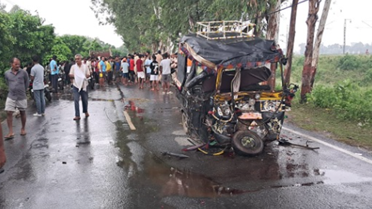 Duniyavan me bhishan sadak hadsa : Truck ne auto me maari zo