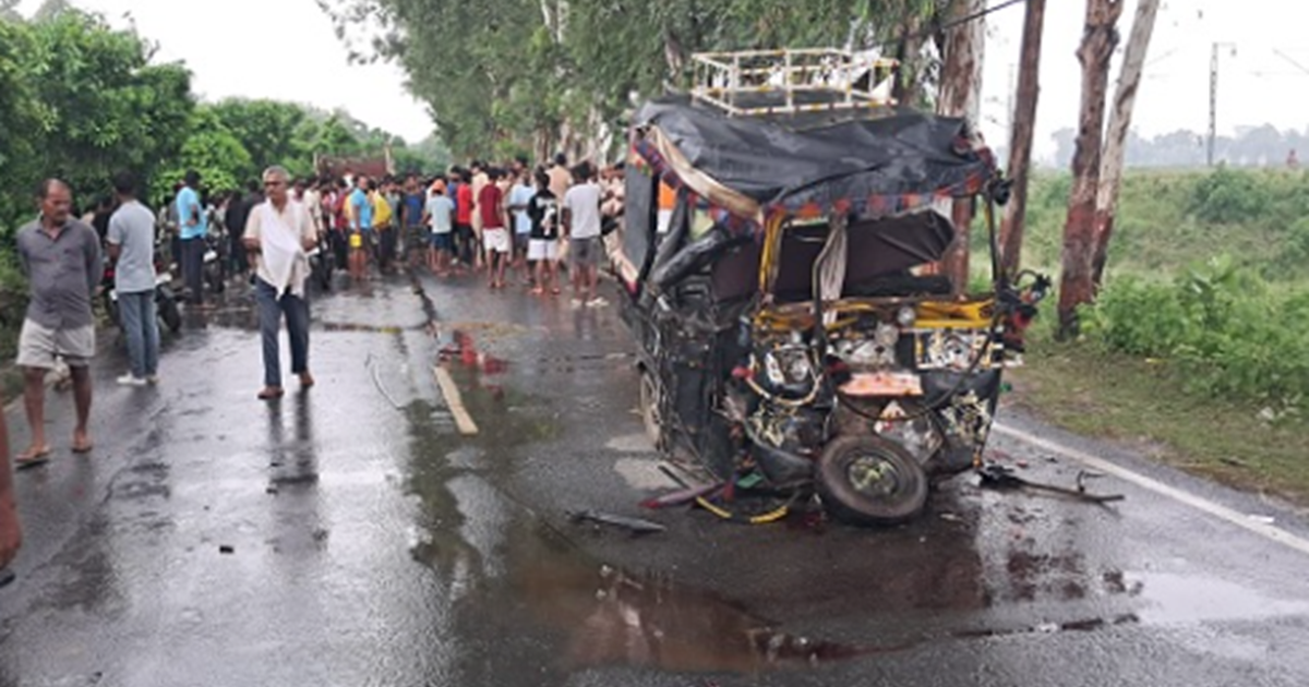 Duniyavan me bhishan sadak hadsa : Truck ne auto me maari zo
