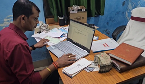 DSP Sanjeev Kumar ke thikanon par vigilance ki chhapemari, dedh lakh nakad aur zameen ke kagazat baramad...