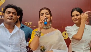 Akshara Singh: Ara me Akshara Singh ko dekh bekabu hui bheed, gaadi par chad gye log, Akshara ne kaha - I LOVE YOU...