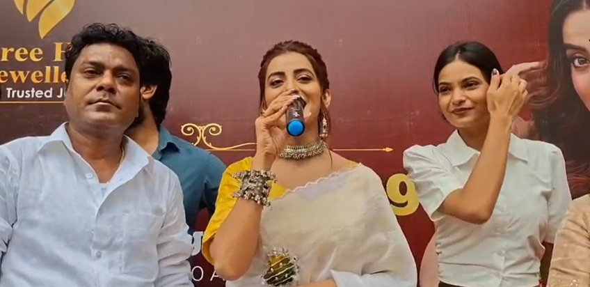 Akshara Singh: Ara me Akshara Singh ko dekh bekabu hui bheed Akshara Singh: Ara me Akshara Singh ko dekh bekabu hui bheed