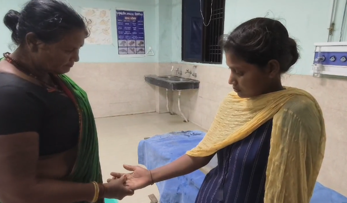 Sarkari aspatal mein sarpdansh peedita ka jhadphook, bekhbar