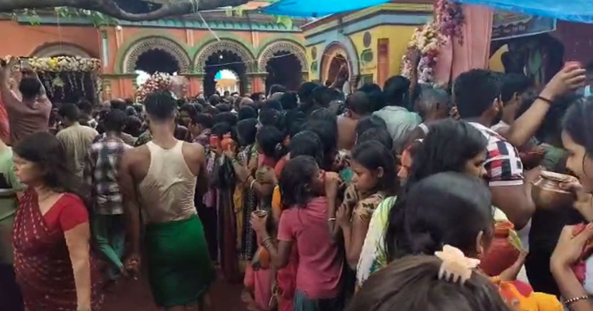 Saawan ke antim Somvari ko Baba Umanath mein jal chadhane wa