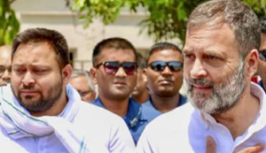 'Voter Adhikar Yatra' ke dauran Makhana ke kheton mein pahunche Rahul Gandhi, paani ke andar utarkar majdooron se milaya haath.