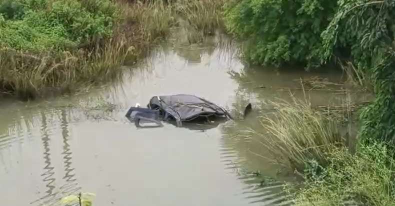 Nalanda News : Tez raftaar aniyamit car 20 feet paani bhare Nalanda News : Tez raftaar aniyamit car 20 feet paani bhare