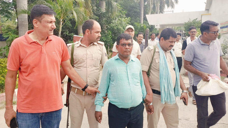 20 hazaar ki rishwat lete rajswa karmchari giraftaar, nigraa
