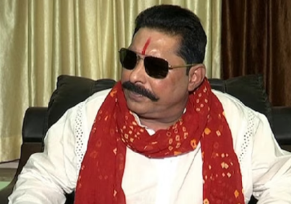 Mokama ke purv vidhayak Anant Singh pahunche baadh, ek jhala