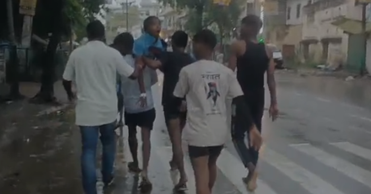 Kaimur News: Schooli bachhon ko sadak par dauda-dauda kar pe