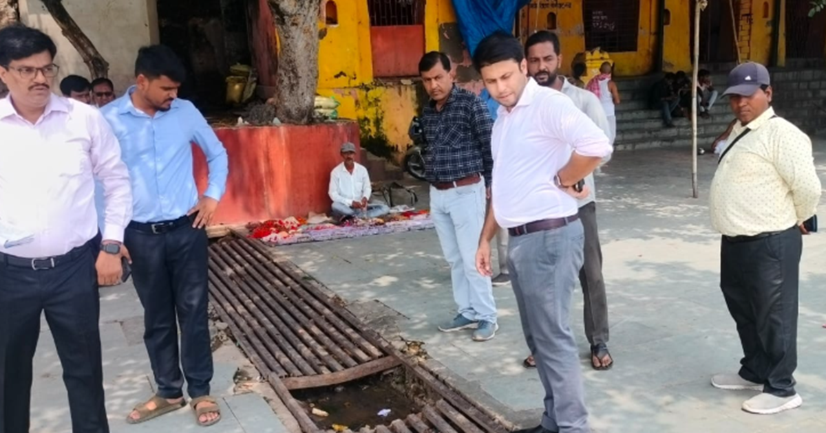 "Pitripaksh mela ki taiyari ko lekar nagar aayukt gambhir, m