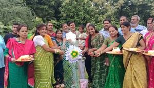 Rakshabandhan ke tyohaar se pehle paryavaran sanrakshan ko lekar anoothi pehal, band bajon ke saath mahilaon aur chhatraon ne bandhi rakhi...