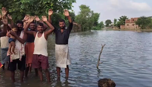 Bihar Flood : Baadh se Tejasvi ke kshetra Raghopur pareshan, petroleum ke liye police kar rahe hain naav ki sawari...