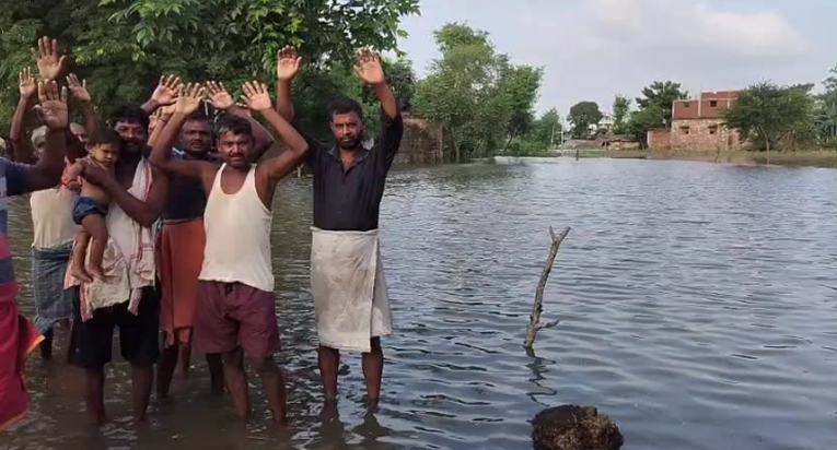 Bihar Flood : Baadh se Tejasvi ke kshetra Raghopur pareshan,