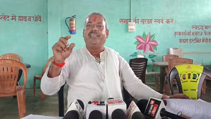 Packs adhyaksh par matdataon ke naam katwane ka aarop, High 