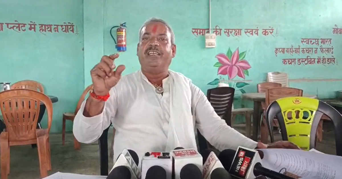 Packs adhyaksh par matdataon ke naam katwane ka aarop, High 