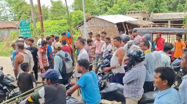 Supaul ke Dakhaighat mein bijli samasya ko lekar graminon ka Supaul ke Dakhaighat mein bijli samasya ko lekar graminon ka