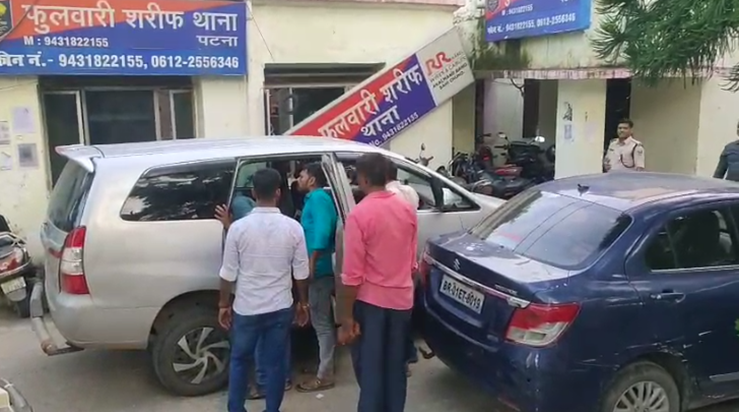 Patna mein do luxury car se 350 liter videshi sharab baramad Patna mein do luxury car se 350 liter videshi sharab baramad
