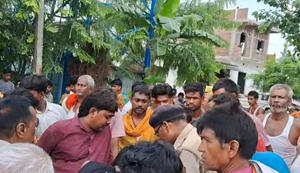 Bihar news : E-rickshaw ki thokar se ghar ke saamne khel rahi bacche ki maut, parivaar mein macha kohram.