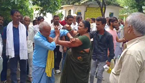 Mahila ne apne pati ki jamkar ki pitaai, mahila ne pati aur bahu ke saath...