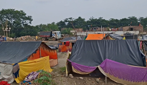 Bihar Flood News : Baadh camp ka padtal, kai khamiyon ka hua ujagar... bachchon ko dudh aur biscuit ke liye idhar-udhar...