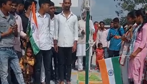 Bihar News : Bihar mein anokha kaarnama, 79ven Swatantrata Diwas par ulta jhanda fahraya gaya, VIDEO Viral...