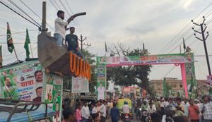 Voter Adhikar Yatra : RJD neta ne bulldozer se fulon ki baarish kar 'voter adhikar yatra' ka kiya swagat.