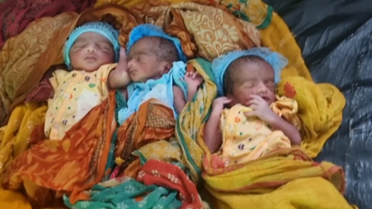 Prakriti ki leela hai aparmpaar: mahila ne ek saath teen bac