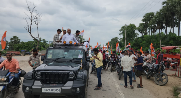 'Vote Adhikar Yatra': Nalanda pahunche Rahul-Tejaswi, karyak 'Vote Adhikar Yatra': Nalanda pahunche Rahul-Tejaswi, karyak