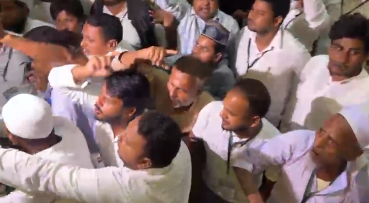 CM Nitish ke karyakram mein hungama, alpsankhyak samaj ke lo CM Nitish ke karyakram mein hungama, alpsankhyak samaj ke lo
