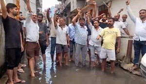 Patna mein jaljamav ko lekar bawaal, logon ka sansad-vidhayak ke khilaf pradarshan, vote bahishkaar ki chetavani...
