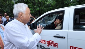 Bihar mein traffic sudhar ki disha mein bada kadam, CM ne 71 nayi police vahanon ko kiya ravana...