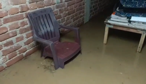 Phalgu nadi mein achanak aayi baadh se kai jagahon par tatbandh toota, kisaanon ko hua nuksaan.