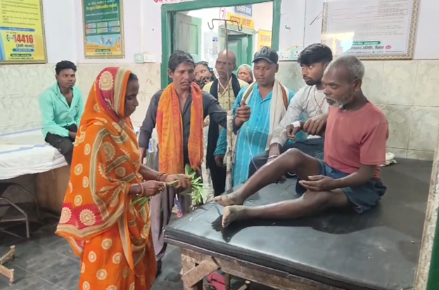 Aspatal mein mahila tantrik ne marij ka kiya jhad-phook, doc Aspatal mein mahila tantrik ne marij ka kiya jhad-phook, doc