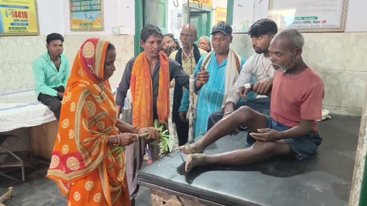 Aspatal mein mahila tantrik ne marij ka kiya jhad-phook, doc