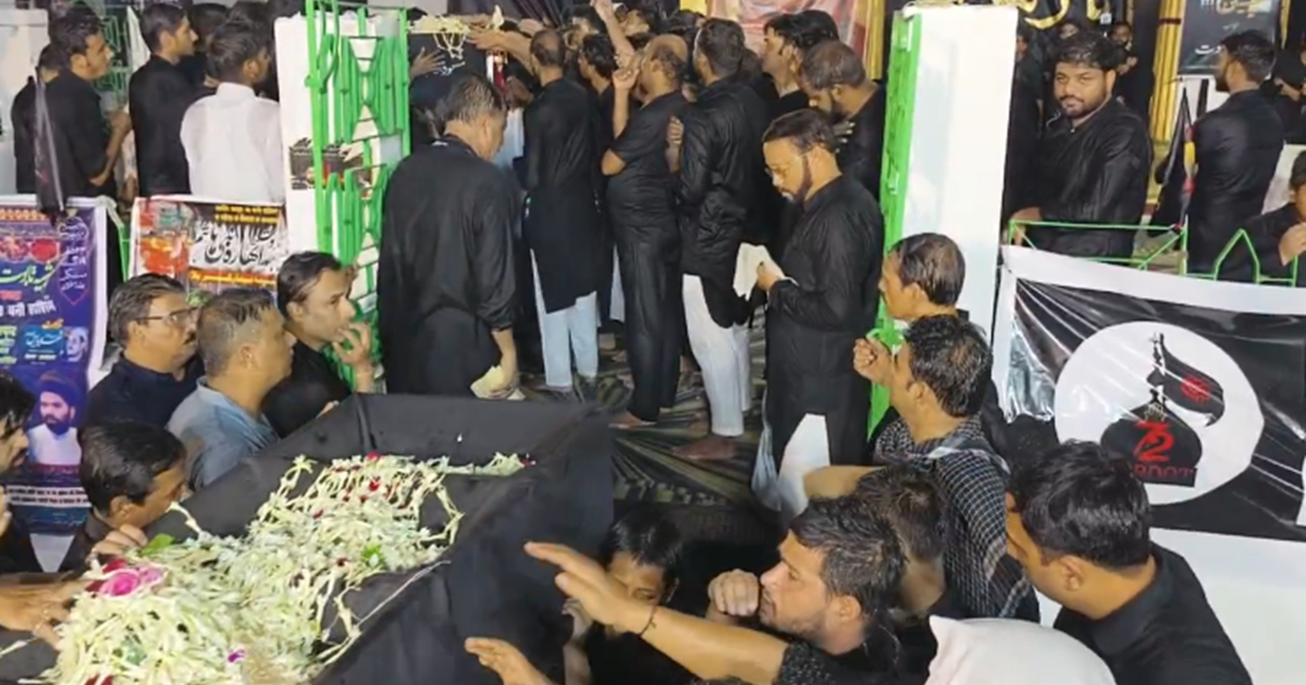 Shaheedon ki yaad mein nikla 72 taaboot juloos, Hafaam Abbas