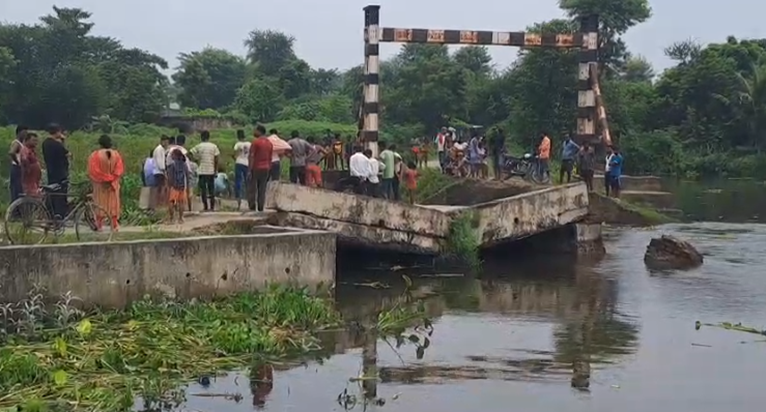 Supaul mein paani ke dabav se dhvast hua pul, hazaaron ki aa