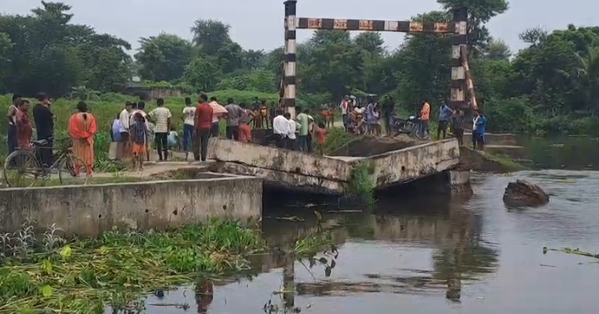Supaul mein paani ke dabav se dhvast hua pul, hazaaron ki aa