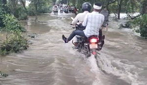 Bihar UP ko jodne wali Durgavati Kakrait path par paani ka tez bahav, aavagaman par rok hua seal...