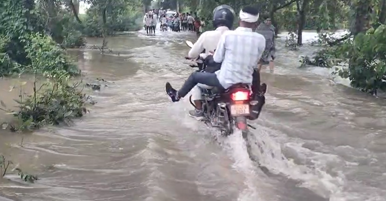 Bihar UP ko jodne wali Durgavati Kakrait path par paani ka t Bihar UP ko jodne wali Durgavati Kakrait path par paani ka t