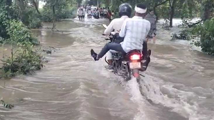 Bihar UP ko jodne wali Durgavati Kakrait path par paani ka t