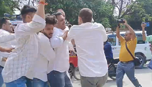 Patna mein NSUI ko kaala jhanda dikhana pada mehanga, BJP ke karyakartaon ne dauda-daudakar peeta.