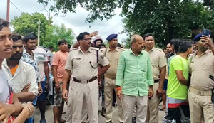 Bihar News: Baadh prabhavit kisaanon ka foota gussa, Jahanabad-Shakurabad sadak jam kar kiya pradarshan.