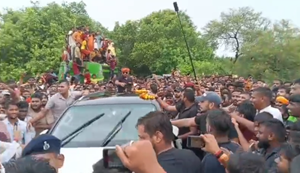 Bhojpuri ke power star Pawan Singh pahunche Bhojpur, jabara fans ne raaste mein hi gher liya... fir...