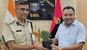 Police Adhikshak Anand Kumar ko BJP neta Dr. Manish Pankaj Mishra ne Vishnu Charan Chinh bhent kar kiya sammanit.