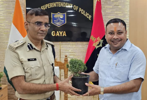 Police Adhikshak Anand Kumar ko BJP neta Dr. Manish Pankaj M Police Adhikshak Anand Kumar ko BJP neta Dr. Manish Pankaj M